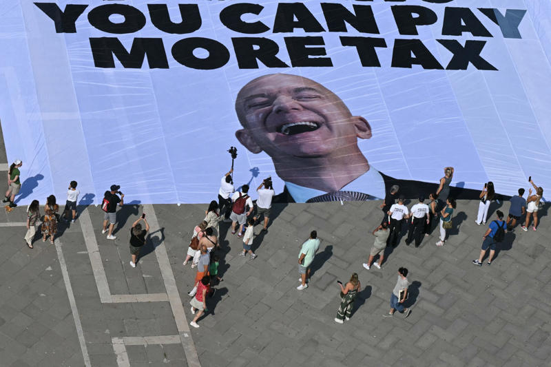 An extravagant arrival on an island Bezos' wedding takes a turn, Venice vs. Bezos, Wedding plans, The most difficult life for the locals, Yachts are an environmental threat, No 'Space' for Bezos, His yacht will not enter Venice, He will stay in another country, An extravagant arrival on an island, A 'modest' arrival at her wedding, A safe island, It's not a giant wedding, The local government in favor of Bezos, Bezos's gift, No gifts for the ceremony, Several organizations have joined, Greenpeace also stated, Against the exploitation of the city, The alleged ceremony, Bezos will not be coming to church, Call attention to a broader problem
