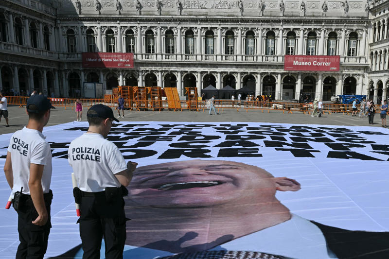 The alleged ceremony Bezos' wedding takes a turn, Venice vs. Bezos, Wedding plans, The most difficult life for the locals, Yachts are an environmental threat, No 'Space' for Bezos, His yacht will not enter Venice, He will stay in another country, An extravagant arrival on an island, A 'modest' arrival at her wedding, A safe island, It's not a giant wedding, The local government in favor of Bezos, Bezos's gift, No gifts for the ceremony, Several organizations have joined, Greenpeace also stated, Against the exploitation of the city, The alleged ceremony, Bezos will not be coming to church, Call attention to a broader problem