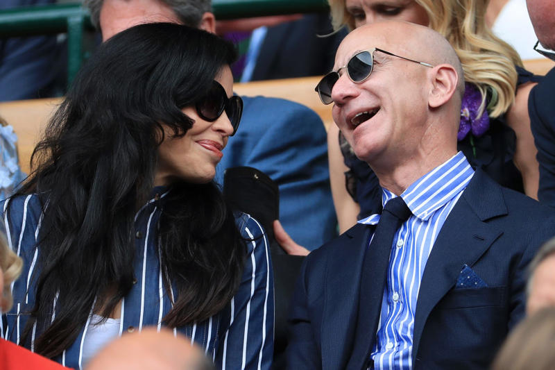 No gifts for the ceremony Bezos' wedding takes a turn, Venice vs. Bezos, Wedding plans, The most difficult life for the locals, Yachts are an environmental threat, No 'Space' for Bezos, His yacht will not enter Venice, He will stay in another country, An extravagant arrival on an island, A 'modest' arrival at her wedding, A safe island, It's not a giant wedding, The local government in favor of Bezos, Bezos's gift, No gifts for the ceremony, Several organizations have joined, Greenpeace also stated, Against the exploitation of the city, The alleged ceremony, Bezos will not be coming to church, Call attention to a broader problem