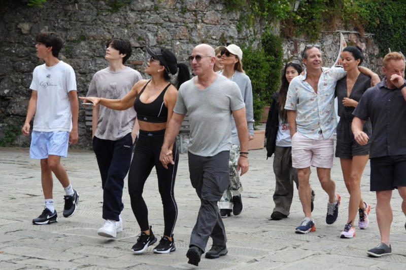 A safe island Bezos' wedding takes a turn, Venice vs. Bezos, Wedding plans, The most difficult life for the locals, Yachts are an environmental threat, No 'Space' for Bezos, His yacht will not enter Venice, He will stay in another country, An extravagant arrival on an island, A 'modest' arrival at her wedding, A safe island, It's not a giant wedding, The local government in favor of Bezos, Bezos's gift, No gifts for the ceremony, Several organizations have joined, Greenpeace also stated, Against the exploitation of the city, The alleged ceremony, Bezos will not be coming to church, Call attention to a broader problem