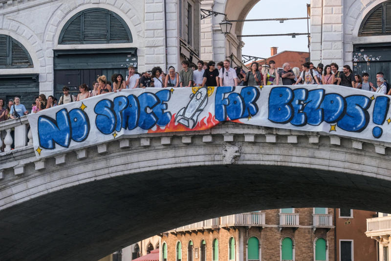 When does the wedding start?, Who is coming?, What have guests been told about gifts?, How much will all of this cost?, How has Venice responded?, What does the couple have to say?