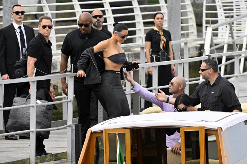 When does the wedding start?, Who is coming?, What have guests been told about gifts?, How much will all of this cost?, How has Venice responded?, What does the couple have to say?