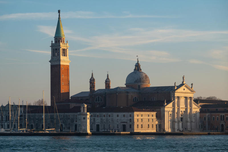 When does the wedding start?, Who is coming?, What have guests been told about gifts?, How much will all of this cost?, How has Venice responded?, What does the couple have to say?