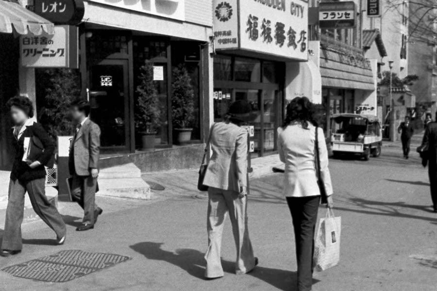 高田馬場「不法占拠」の実態, 戦後闇市の経済的役割, 50年以上続く黙認の実態, 固定資産税と黙認構造, 駅前闇市の集客力戦略, 経済優先の都市政策変遷, 昭和風情を惜しむ声多数, 非効率零細店の都市活力論