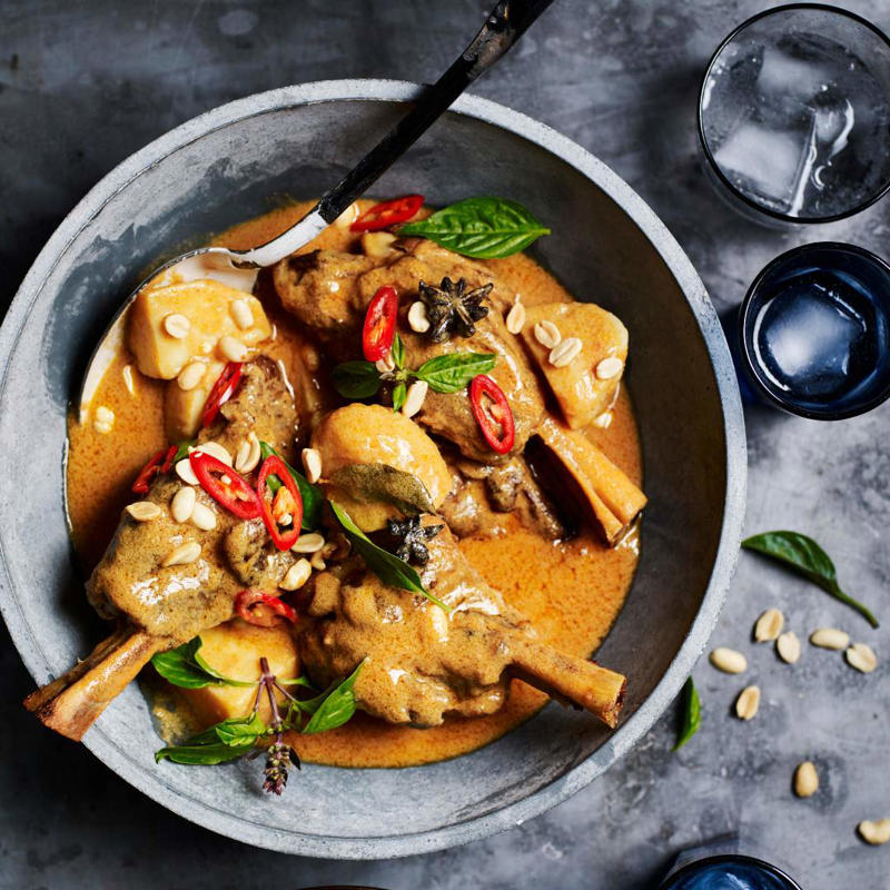 The best cuts for slow cooker beef recipes, You’ll need these…, Tips for slow cooking success, Slow cooker biryani , Slow cooker beef ragu , Slow cooker beef soup with chickpea & chorizo , Slow cooker massaman beef curry , Slow-cooker beef stroganoff , Slow cooker beef ramen with shiitake mushrooms , Slow-cooker beef cheeks in pedro ximénez , Beef and mushroom pies , Slow-cooker beer and thyme beef cheeks , Slow cooker five ingredient cottage pie , Beer and thyme beef cheeks , Slow-cooked Mexican beef chilli mole , Beef and vegetable soup , Coconut curried beef , Lasagne-style crock-pot , Beef casserole with cheesy herb dumplings , Coriander beef curry , Tuscan beef stew , What to serve with your slow cooker beef, More slow cooker inspiration, Even more slow cooker dinners