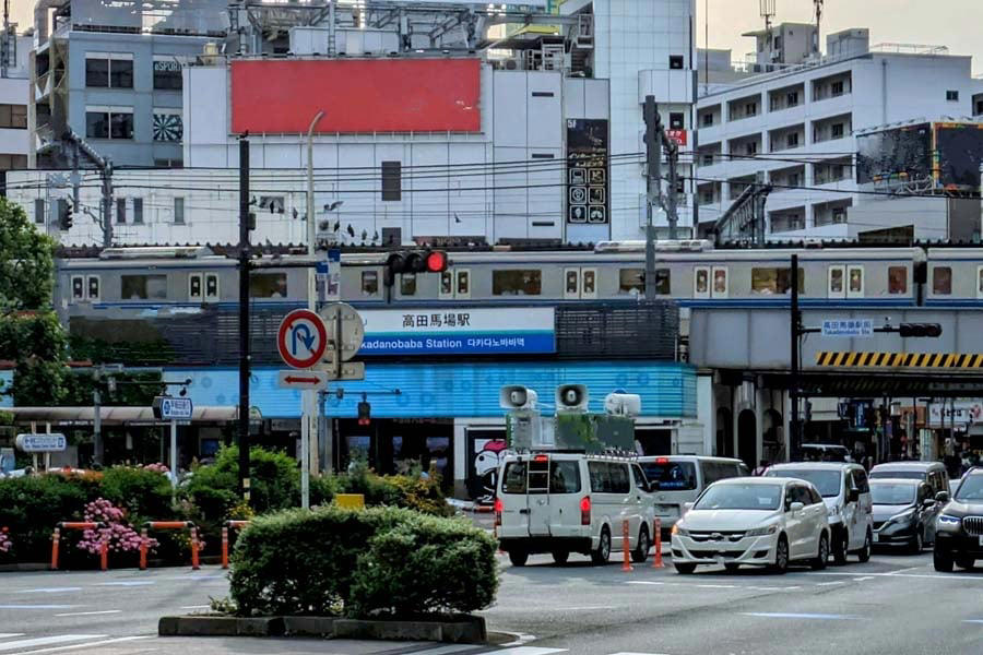 高田馬場「不法占拠」の実態, 戦後闇市の経済的役割, 50年以上続く黙認の実態, 固定資産税と黙認構造, 駅前闇市の集客力戦略, 経済優先の都市政策変遷, 昭和風情を惜しむ声多数, 非効率零細店の都市活力論