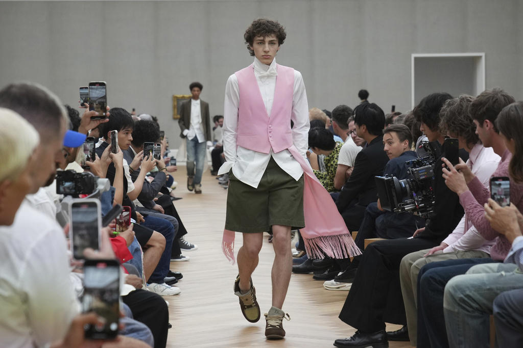 Paris Fashion S/S 26 Dior Paris Fashion S/S 26 Comme des Garcons, Paris Fashion S/S 26 Dior, Paris Fashion S/S 26 Junya Watanabe, Paris Fashion S/S 26 Yohji Yamamoto, Paris Fashion S/S 26 Issey Miyake, APTOPIX Paris Fashion S/S 26 Junya Watanabe, Paris Fashion S/S 26 Saint Laurent, Paris Fashion S/S 26 Walter van Beirendonck, Paris Fashion S/S 26 Louis Vuitton