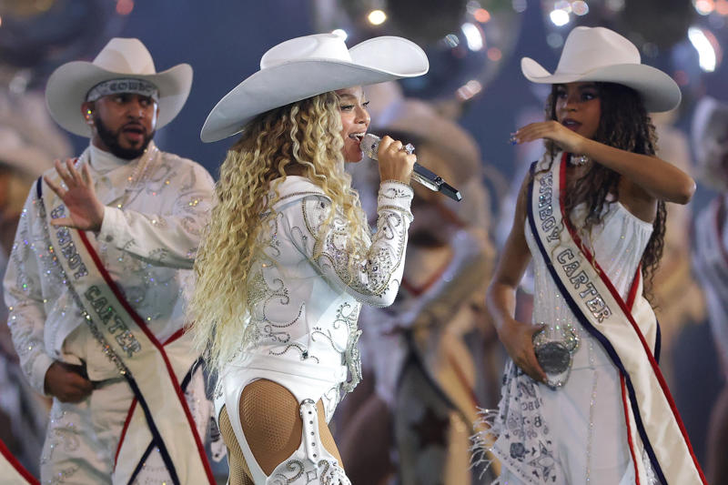 Are there festivities at the stadium before the show? , Where should I eat and drink?, Where should I stay?, How do I get to and from the stadium? , What should I expect at the show?