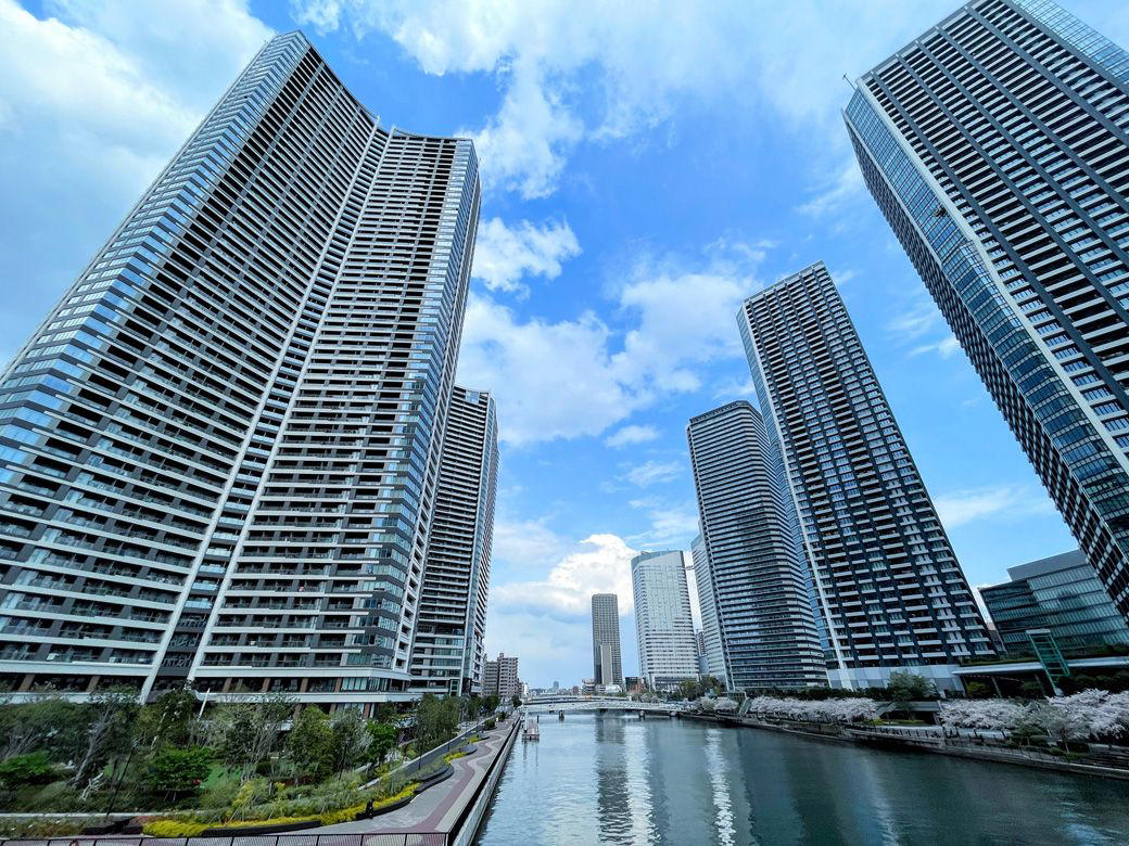 タワマン集まる勝どきは埋立地, 地元のクリーニング店主が語るタワマン, 立ち退き料で2億円を提示された人も, 築60年の家をリノーベーション, タワマン増殖で失われた日当たり, 再開発現場を歩いてみると