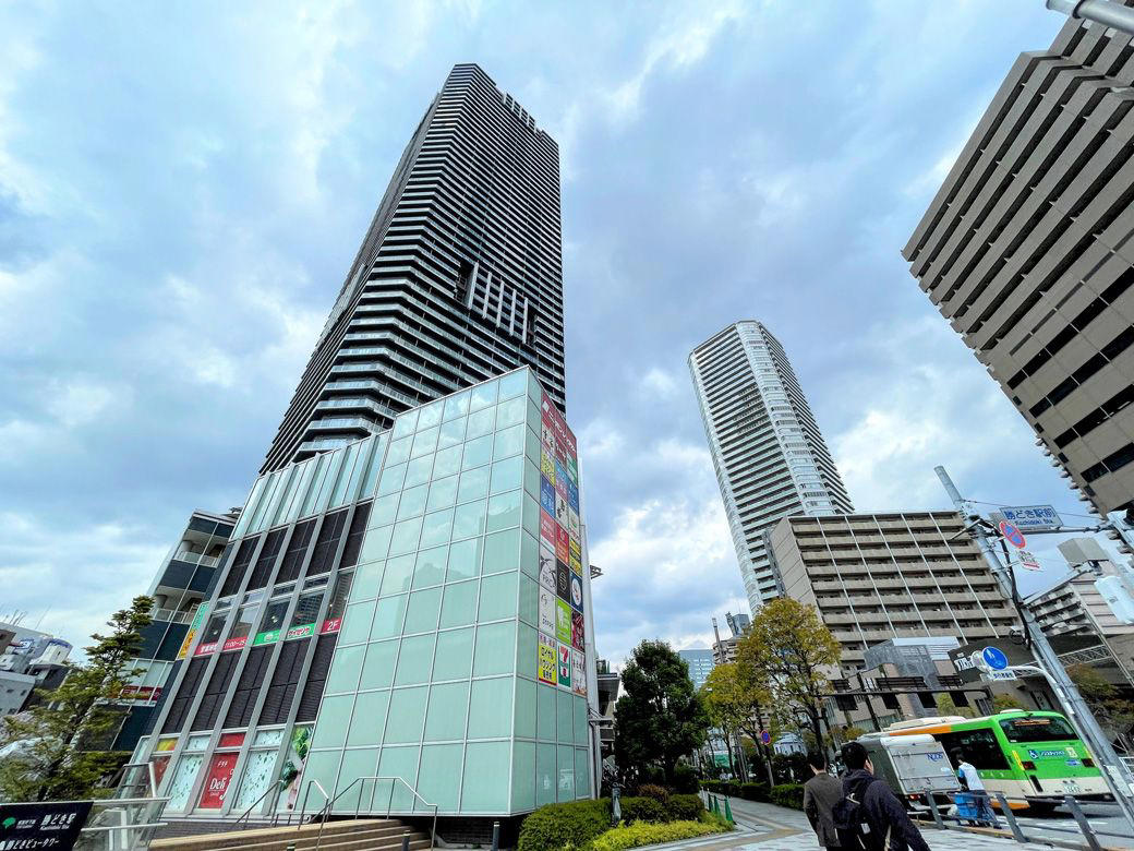 タワマン集まる勝どきは埋立地, 地元のクリーニング店主が語るタワマン, 立ち退き料で2億円を提示された人も, 築60年の家をリノーベーション, タワマン増殖で失われた日当たり, 再開発現場を歩いてみると