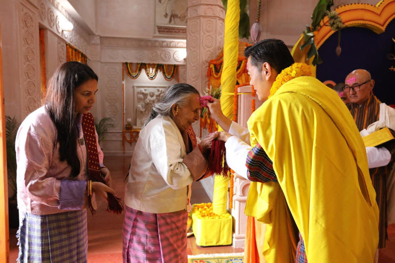 Young and glamorous royals, Parents of three young children, Sonam Yangden Wangchuck, Family photos, Jigme Ugyen Wangchuck, The eldest: Jigme Namgyel Wangchuck, The Himalayan Kate Middleton, The Kingdom of Bhutan, The 'Dark Southland', Happy country, No mass tourism in Bhutan, The Wangchuck dynasty, A new democracy, King Jigme Khesar: crowning ceremony, The second youngest king in the world, Three days of festivities, Jigme Khesar: Prince Charming, The Dragon King gets engaged, Jetsun Pema, The king takes his own photos, The wedding day, Wedding of the King and Queen of Bhutan, Very different from William and Kate's wedding, True love, Why are they called Dragon King and Queen?, William and Kate visit Bhutan, Two glamorous royals from East and West, "The People's King", The little Crown Prince of Bhutan, The Dragon King and his son, The future Japanese Emperor and Bhutanese King