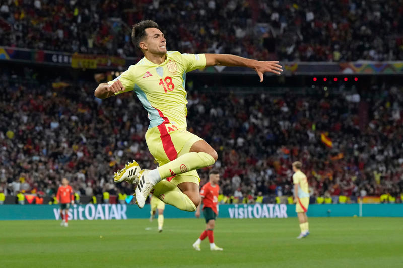Transfer window live, Eze price revealed as Arsenal continue pursuit, ICYMI: Kyle Walker completes shock Burnley deal, Tottenham look to Koni de Winter, Zubimendi was a 'key target' for Arsenal, Arsenal in advanced talks over Gyokeres., Arteta highlights Zubimendi's football intelligence, Zubimendi: 'A huge moment in my career', More details on Zubimendi deal, DONE DEAL! Arsenal confirm Zubimendi signing, ICYMI: Mosquera wants to leave Valencia amid Arsenal interest, West Ham reject £50m Kudus bid from Tottenham, Arsenal agree personal terms with Noni Madueke, ICYMI: Manchester United sign teenage Paraguayan defender Diego Leon, ICYMI: Jamie Gittens announced by Chelsea, Arsenal set deadline over Viktor Gyokeres deal, Brentford hold firm on Bryan Mbeumo price, Newcastle eye top Italian centre-back