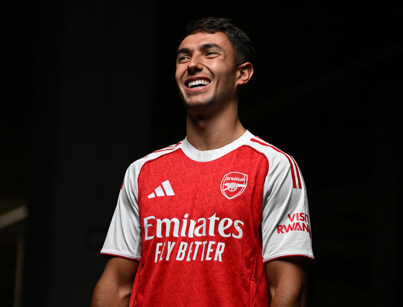 Transfer window live, Eze price revealed as Arsenal continue pursuit, ICYMI: Kyle Walker completes shock Burnley deal, Tottenham look to Koni de Winter, Zubimendi was a 'key target' for Arsenal, Arsenal in advanced talks over Gyokeres., Arteta highlights Zubimendi's football intelligence, Zubimendi: 'A huge moment in my career', More details on Zubimendi deal, DONE DEAL! Arsenal confirm Zubimendi signing, ICYMI: Mosquera wants to leave Valencia amid Arsenal interest, West Ham reject £50m Kudus bid from Tottenham, Arsenal agree personal terms with Noni Madueke, ICYMI: Manchester United sign teenage Paraguayan defender Diego Leon, ICYMI: Jamie Gittens announced by Chelsea, Arsenal set deadline over Viktor Gyokeres deal, Brentford hold firm on Bryan Mbeumo price, Newcastle eye top Italian centre-back