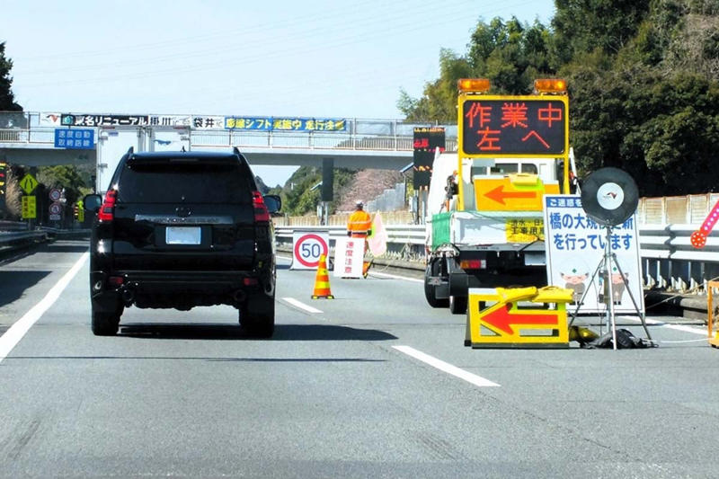 開通60年目前の危機感, 延べ10区間に及ぶ長期工事, 1兆円超リニューアル予算, 渋滞が招く経済損失, 利用者視点の工事戦略, 代替ルート建設の費用課題, 交通量対応の半断面施工導入, 走行台数キロの将来予測, 工事理解促進の国とNEXCOの役割, 3kmで1時間超の渋滞問題