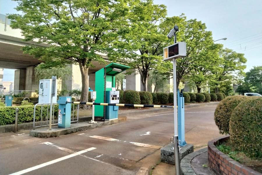 無料駐車場待ち車両の集中影響, 満車待ち車両が招く悪循環, 万博対応に学ぶ乗換型駐車運用, 情報可視化が導く分散化