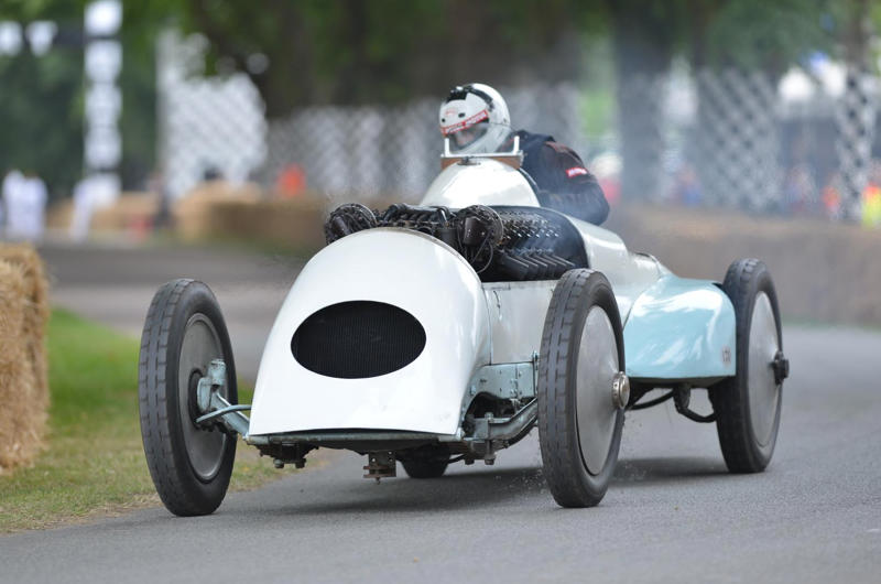 Bugatti Tourbillon: 8.3 litres, Dodge Viper: 8.4 litres, Bugatti Royale: 12.7 litres, Weineck Cobra: 12.8 litres, Pierce-Arrow Model 66 and Peerless Model 60: 13.5 litres, Cadillac Sixteen: 13.6 liters, Scania 730 S: 16.4 litres, Godfather: 16.5 litres, Christie: 19.9 litres, Blitzen Benz: 21.5 litres, Sunbeam 1000hp: 22.4 litres x 2, Golden Arrow: 23.9 litres, Babs: 27.0 litres, Fiat S76: 28.3 litres, Bluebird: 37.0 litres, Packard-Bentley (‘Mavis’): 41.8 litres, Brutus: 46.9 litres, Caterpillar 797F: 106 litres