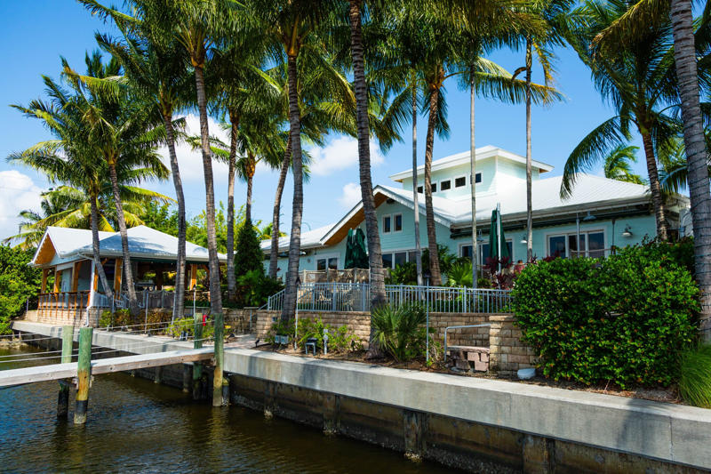 Waterfront restaurants in Palm Beach Gardens, The River House, FireFin Grill, Angry Moon Cafe, Seasons 52 – Palm Beach Gardens, The Waterway Café, North Palm Beach waterfront restaurants, The Catch Seafood and Sushi, Outclaws Seafood, Frigate’s Waterfront Bar &amp; Grill, Palm Beach Shores/Singer Island restaurants, Ona Coastal Cuisine, Islander Grill &amp; Tiki Bar at Palm Beach Shores Resort, The Buccaneer Waterfront Bar &amp; Grill, Sailfish Marina Resort, Riviera Beach, Rafiki Tiki Bar &amp; Grill