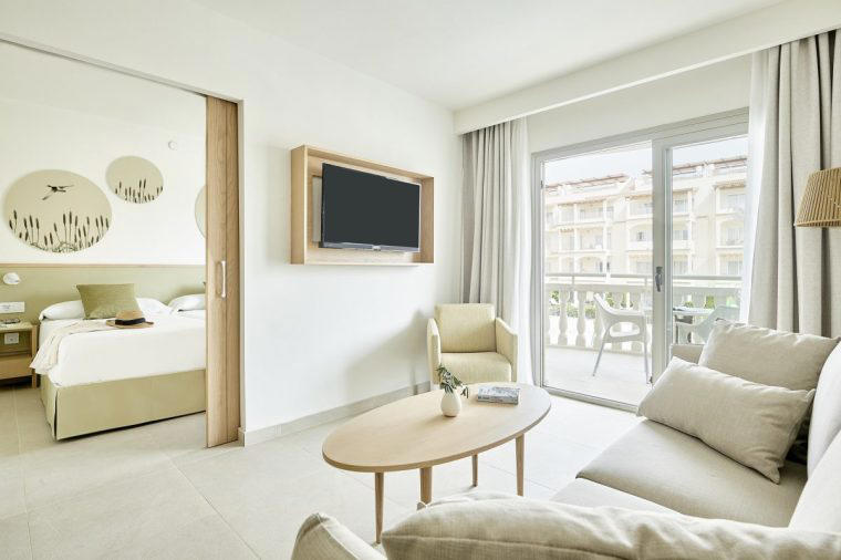 Between beach and nature reserve, Enormous wetland bird sculptures, Family rooms, Specialist restaurants, Free-flowing cocktails and pools, Golden sands and crystal-clear water, Booking it