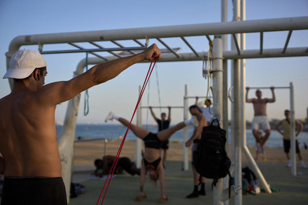 Dumbbells and barbells, Weight machines, Resistance bands and tubes, Bodyweight resistance