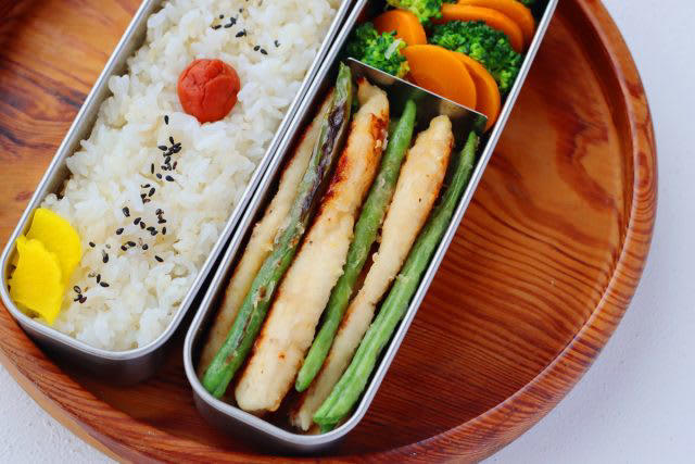めんつゆで簡単♪「鶏ささみとさやいんげんのスティック唐揚げ」「野菜のカレー風味」2品弁当, 1品目 鶏ささみとさやいんげんのスティック唐揚げ, 2品目 野菜のカレー風味, 2品弁当の詰め方プロセス, 「心が楽になる2品弁当」のルール
