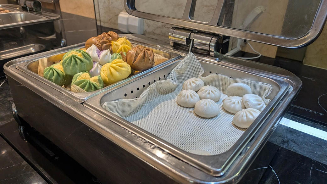 大盤振る舞いだったホテル滞在, 「わんこそば」のごとくお茶を注ぐCA, 衣装部屋と歯間ブラシのあるホテル, 迷惑料？のカップ麺, タイパは最悪だが満足度高い