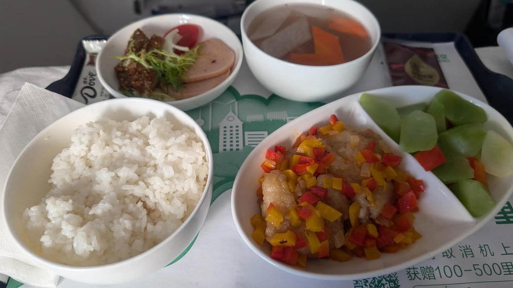 大盤振る舞いだったホテル滞在, 「わんこそば」のごとくお茶を注ぐCA, 衣装部屋と歯間ブラシのあるホテル, 迷惑料？のカップ麺, タイパは最悪だが満足度高い