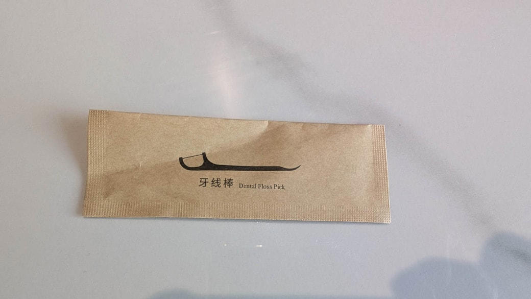 大盤振る舞いだったホテル滞在, 「わんこそば」のごとくお茶を注ぐCA, 衣装部屋と歯間ブラシのあるホテル, 迷惑料？のカップ麺, タイパは最悪だが満足度高い