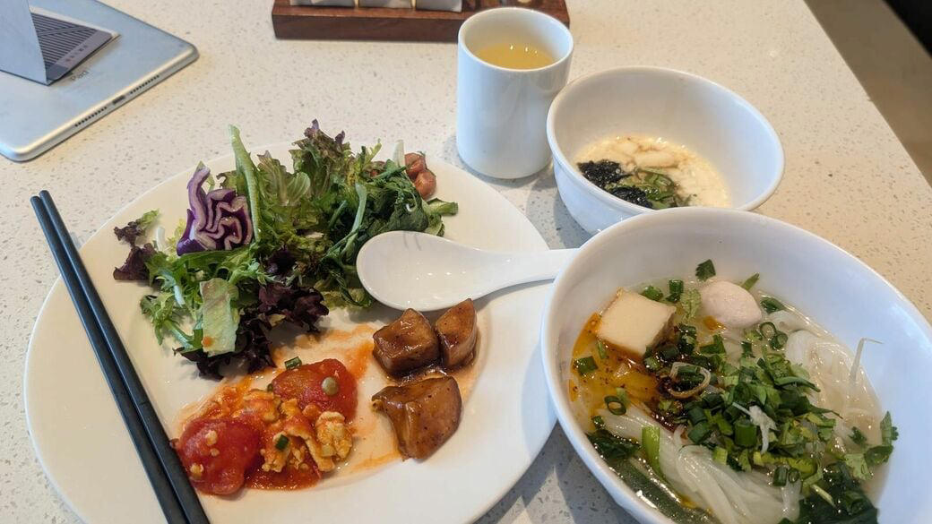 大盤振る舞いだったホテル滞在, 「わんこそば」のごとくお茶を注ぐCA, 衣装部屋と歯間ブラシのあるホテル, 迷惑料？のカップ麺, タイパは最悪だが満足度高い