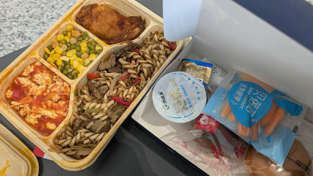 大盤振る舞いだったホテル滞在, 「わんこそば」のごとくお茶を注ぐCA, 衣装部屋と歯間ブラシのあるホテル, 迷惑料？のカップ麺, タイパは最悪だが満足度高い