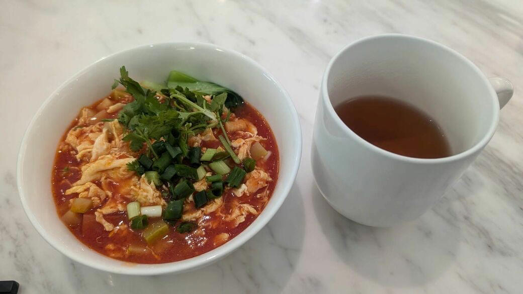 大盤振る舞いだったホテル滞在, 「わんこそば」のごとくお茶を注ぐCA, 衣装部屋と歯間ブラシのあるホテル, 迷惑料？のカップ麺, タイパは最悪だが満足度高い