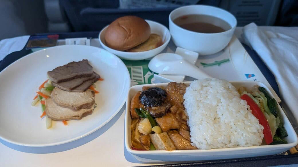 大盤振る舞いだったホテル滞在, 「わんこそば」のごとくお茶を注ぐCA, 衣装部屋と歯間ブラシのあるホテル, 迷惑料？のカップ麺, タイパは最悪だが満足度高い