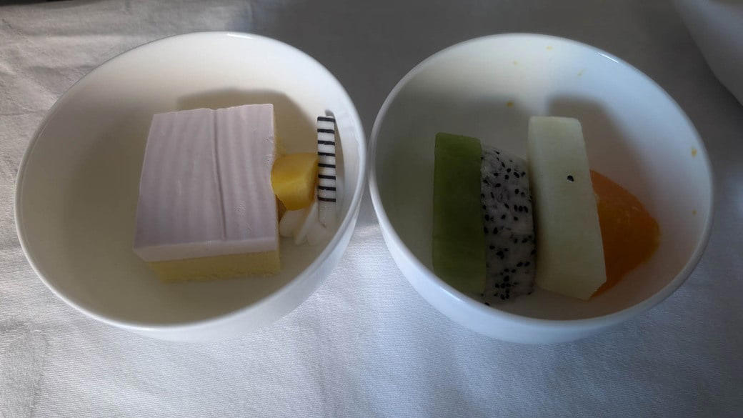 大盤振る舞いだったホテル滞在, 「わんこそば」のごとくお茶を注ぐCA, 衣装部屋と歯間ブラシのあるホテル, 迷惑料？のカップ麺, タイパは最悪だが満足度高い