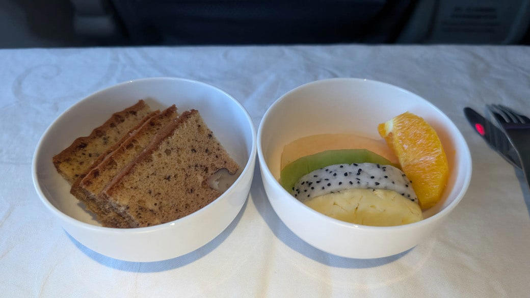大盤振る舞いだったホテル滞在, 「わんこそば」のごとくお茶を注ぐCA, 衣装部屋と歯間ブラシのあるホテル, 迷惑料？のカップ麺, タイパは最悪だが満足度高い