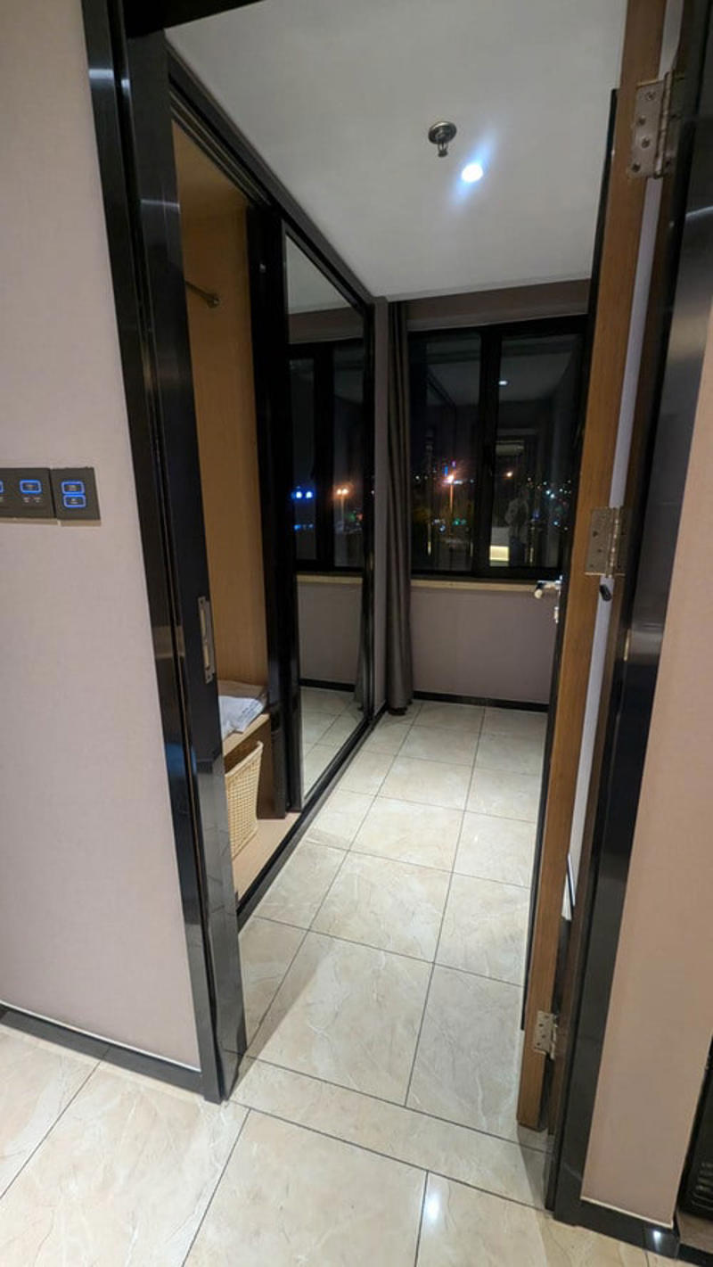 大盤振る舞いだったホテル滞在, 「わんこそば」のごとくお茶を注ぐCA, 衣装部屋と歯間ブラシのあるホテル, 迷惑料？のカップ麺, タイパは最悪だが満足度高い