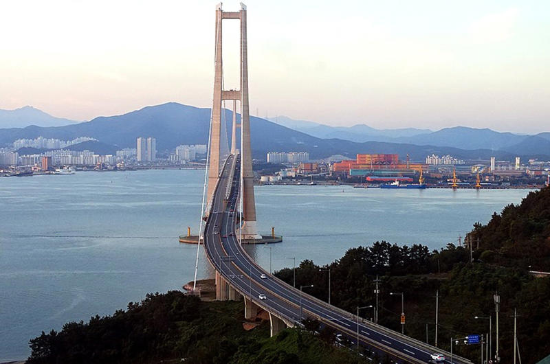 9: Yi Sun-sin Bridge, South Korea – 1545 metres (5068ft, 0.96 miles) 20: Golden Gate Bridge, USA – 1280 metres (4199ft, 0.8 miles), 19: Verrazzano-Narrows Bridge, USA – 1298 metres (4258ft, 0.8 miles), 18: Hardanger Bridge, Norway – 1310 metres (4297ft, 0.81 miles), 17: Tsing Ma Bridge, Hong Kong – 1377 metres (4517ft, 0.86 miles), 16: Jiangyin Bridge, China – 1385 metres (4544ft, 0.86 miles), 15: Jin’an Bridge, China – 1386 metres (4547ft, 0.86 miles), 14: Yavuz Sultan Selim Bridge, Turkey – 1408 metres (4619ft, 0.87 miles), 13: Humber Bridge, UK – 1410 metres, 12: Nanjing Qixiashan Yangtze River Bridge, China – 1418 metres (4652ft, 0.88 miles), 11: Second Dongting Bridge, China – 1480 metres (4855ft, 0.92 miles), 10: Runyang Bridge, China – 1490 metres (4888ft, 0.93 miles), 9: Yi Sun-sin Bridge, South Korea – 1545 metres (5068ft, 0.96 miles), 8: Osman Gazi Bridge, Turkey – 1550 metres (5085ft, 0.96 miles), 7: Great Belt Bridge, Denmark – 1624 metres (5328ft, 1.0 miles), 6: Xihoumen Bridge, China – 1650 metres (5414ft, 1.03 miles), 5: Shenzhen-Zhongshan Bridge, China – 1666 metres (5466ft, 1.04 miles), 4: Nansha Bridge, China – 1688 metres (5538ft, 1.05 miles), 3: Yangsigang Yangtze River Bridge, China – 1700 metres (5577ft, 1.06 miles), 2: Akashi Kaiko Bridge, Japan – 1991 metres (6532ft, 1.24 miles)