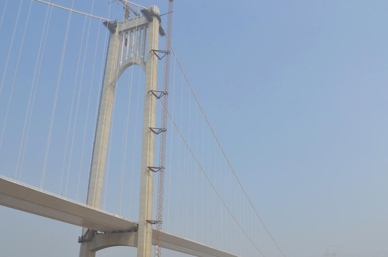 12: Nanjing Qixiashan Yangtze River Bridge, China – 1418 metres (4652ft, 0.88 miles) 20: Golden Gate Bridge, USA – 1280 metres (4199ft, 0.8 miles), 19: Verrazzano-Narrows Bridge, USA – 1298 metres (4258ft, 0.8 miles), 18: Hardanger Bridge, Norway – 1310 metres (4297ft, 0.81 miles), 17: Tsing Ma Bridge, Hong Kong – 1377 metres (4517ft, 0.86 miles), 16: Jiangyin Bridge, China – 1385 metres (4544ft, 0.86 miles), 15: Jin’an Bridge, China – 1386 metres (4547ft, 0.86 miles), 14: Yavuz Sultan Selim Bridge, Turkey – 1408 metres (4619ft, 0.87 miles), 13: Humber Bridge, UK – 1410 metres, 12: Nanjing Qixiashan Yangtze River Bridge, China – 1418 metres (4652ft, 0.88 miles), 11: Second Dongting Bridge, China – 1480 metres (4855ft, 0.92 miles), 10: Runyang Bridge, China – 1490 metres (4888ft, 0.93 miles), 9: Yi Sun-sin Bridge, South Korea – 1545 metres (5068ft, 0.96 miles), 8: Osman Gazi Bridge, Turkey – 1550 metres (5085ft, 0.96 miles), 7: Great Belt Bridge, Denmark – 1624 metres (5328ft, 1.0 miles), 6: Xihoumen Bridge, China – 1650 metres (5414ft, 1.03 miles), 5: Shenzhen-Zhongshan Bridge, China – 1666 metres (5466ft, 1.04 miles), 4: Nansha Bridge, China – 1688 metres (5538ft, 1.05 miles), 3: Yangsigang Yangtze River Bridge, China – 1700 metres (5577ft, 1.06 miles), 2: Akashi Kaiko Bridge, Japan – 1991 metres (6532ft, 1.24 miles)