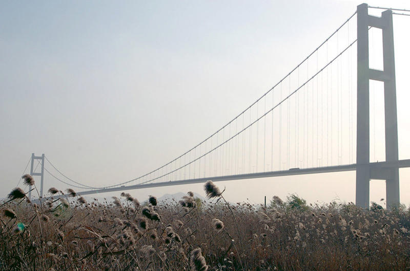 10: Runyang Bridge, China – 1490 metres (4888ft, 0.93 miles) 20: Golden Gate Bridge, USA – 1280 metres (4199ft, 0.8 miles), 19: Verrazzano-Narrows Bridge, USA – 1298 metres (4258ft, 0.8 miles), 18: Hardanger Bridge, Norway – 1310 metres (4297ft, 0.81 miles), 17: Tsing Ma Bridge, Hong Kong – 1377 metres (4517ft, 0.86 miles), 16: Jiangyin Bridge, China – 1385 metres (4544ft, 0.86 miles), 15: Jin’an Bridge, China – 1386 metres (4547ft, 0.86 miles), 14: Yavuz Sultan Selim Bridge, Turkey – 1408 metres (4619ft, 0.87 miles), 13: Humber Bridge, UK – 1410 metres, 12: Nanjing Qixiashan Yangtze River Bridge, China – 1418 metres (4652ft, 0.88 miles), 11: Second Dongting Bridge, China – 1480 metres (4855ft, 0.92 miles), 10: Runyang Bridge, China – 1490 metres (4888ft, 0.93 miles), 9: Yi Sun-sin Bridge, South Korea – 1545 metres (5068ft, 0.96 miles), 8: Osman Gazi Bridge, Turkey – 1550 metres (5085ft, 0.96 miles), 7: Great Belt Bridge, Denmark – 1624 metres (5328ft, 1.0 miles), 6: Xihoumen Bridge, China – 1650 metres (5414ft, 1.03 miles), 5: Shenzhen-Zhongshan Bridge, China – 1666 metres (5466ft, 1.04 miles), 4: Nansha Bridge, China – 1688 metres (5538ft, 1.05 miles), 3: Yangsigang Yangtze River Bridge, China – 1700 metres (5577ft, 1.06 miles), 2: Akashi Kaiko Bridge, Japan – 1991 metres (6532ft, 1.24 miles)