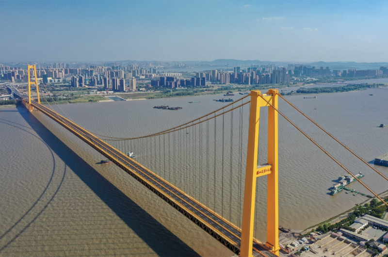 3: Yangsigang Yangtze River Bridge, China – 1700 metres (5577ft, 1.06 miles) 20: Golden Gate Bridge, USA – 1280 metres (4199ft, 0.8 miles), 19: Verrazzano-Narrows Bridge, USA – 1298 metres (4258ft, 0.8 miles), 18: Hardanger Bridge, Norway – 1310 metres (4297ft, 0.81 miles), 17: Tsing Ma Bridge, Hong Kong – 1377 metres (4517ft, 0.86 miles), 16: Jiangyin Bridge, China – 1385 metres (4544ft, 0.86 miles), 15: Jin’an Bridge, China – 1386 metres (4547ft, 0.86 miles), 14: Yavuz Sultan Selim Bridge, Turkey – 1408 metres (4619ft, 0.87 miles), 13: Humber Bridge, UK – 1410 metres, 12: Nanjing Qixiashan Yangtze River Bridge, China – 1418 metres (4652ft, 0.88 miles), 11: Second Dongting Bridge, China – 1480 metres (4855ft, 0.92 miles), 10: Runyang Bridge, China – 1490 metres (4888ft, 0.93 miles), 9: Yi Sun-sin Bridge, South Korea – 1545 metres (5068ft, 0.96 miles), 8: Osman Gazi Bridge, Turkey – 1550 metres (5085ft, 0.96 miles), 7: Great Belt Bridge, Denmark – 1624 metres (5328ft, 1.0 miles), 6: Xihoumen Bridge, China – 1650 metres (5414ft, 1.03 miles), 5: Shenzhen-Zhongshan Bridge, China – 1666 metres (5466ft, 1.04 miles), 4: Nansha Bridge, China – 1688 metres (5538ft, 1.05 miles), 3: Yangsigang Yangtze River Bridge, China – 1700 metres (5577ft, 1.06 miles), 2: Akashi Kaiko Bridge, Japan – 1991 metres (6532ft, 1.24 miles)