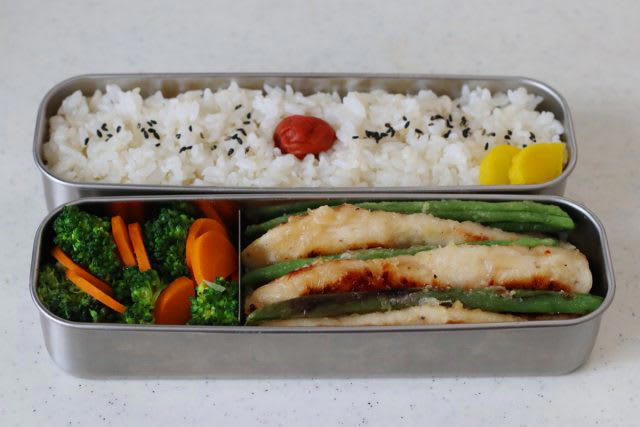めんつゆで簡単♪「鶏ささみとさやいんげんのスティック唐揚げ」「野菜のカレー風味」2品弁当, 1品目 鶏ささみとさやいんげんのスティック唐揚げ, 2品目 野菜のカレー風味, 2品弁当の詰め方プロセス, 「心が楽になる2品弁当」のルール
