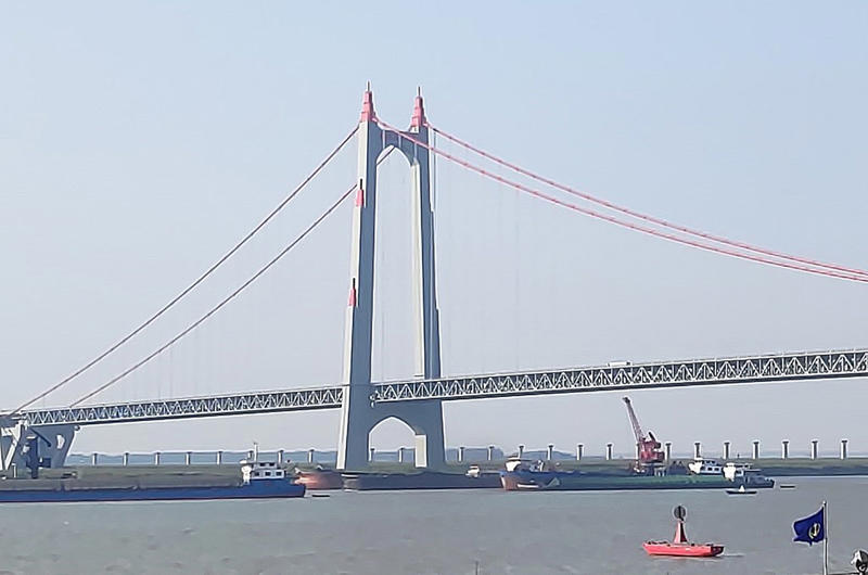 11: Second Dongting Bridge, China – 1480 metres (4855ft, 0.92 miles) 20: Golden Gate Bridge, USA – 1280 metres (4199ft, 0.8 miles), 19: Verrazzano-Narrows Bridge, USA – 1298 metres (4258ft, 0.8 miles), 18: Hardanger Bridge, Norway – 1310 metres (4297ft, 0.81 miles), 17: Tsing Ma Bridge, Hong Kong – 1377 metres (4517ft, 0.86 miles), 16: Jiangyin Bridge, China – 1385 metres (4544ft, 0.86 miles), 15: Jin’an Bridge, China – 1386 metres (4547ft, 0.86 miles), 14: Yavuz Sultan Selim Bridge, Turkey – 1408 metres (4619ft, 0.87 miles), 13: Humber Bridge, UK – 1410 metres, 12: Nanjing Qixiashan Yangtze River Bridge, China – 1418 metres (4652ft, 0.88 miles), 11: Second Dongting Bridge, China – 1480 metres (4855ft, 0.92 miles), 10: Runyang Bridge, China – 1490 metres (4888ft, 0.93 miles), 9: Yi Sun-sin Bridge, South Korea – 1545 metres (5068ft, 0.96 miles), 8: Osman Gazi Bridge, Turkey – 1550 metres (5085ft, 0.96 miles), 7: Great Belt Bridge, Denmark – 1624 metres (5328ft, 1.0 miles), 6: Xihoumen Bridge, China – 1650 metres (5414ft, 1.03 miles), 5: Shenzhen-Zhongshan Bridge, China – 1666 metres (5466ft, 1.04 miles), 4: Nansha Bridge, China – 1688 metres (5538ft, 1.05 miles), 3: Yangsigang Yangtze River Bridge, China – 1700 metres (5577ft, 1.06 miles), 2: Akashi Kaiko Bridge, Japan – 1991 metres (6532ft, 1.24 miles)