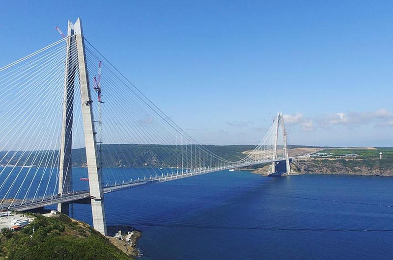 14: Yavuz Sultan Selim Bridge, Turkey – 1408 metres (4619ft, 0.87 miles) 20: Golden Gate Bridge, USA – 1280 metres (4199ft, 0.8 miles), 19: Verrazzano-Narrows Bridge, USA – 1298 metres (4258ft, 0.8 miles), 18: Hardanger Bridge, Norway – 1310 metres (4297ft, 0.81 miles), 17: Tsing Ma Bridge, Hong Kong – 1377 metres (4517ft, 0.86 miles), 16: Jiangyin Bridge, China – 1385 metres (4544ft, 0.86 miles), 15: Jin’an Bridge, China – 1386 metres (4547ft, 0.86 miles), 14: Yavuz Sultan Selim Bridge, Turkey – 1408 metres (4619ft, 0.87 miles), 13: Humber Bridge, UK – 1410 metres, 12: Nanjing Qixiashan Yangtze River Bridge, China – 1418 metres (4652ft, 0.88 miles), 11: Second Dongting Bridge, China – 1480 metres (4855ft, 0.92 miles), 10: Runyang Bridge, China – 1490 metres (4888ft, 0.93 miles), 9: Yi Sun-sin Bridge, South Korea – 1545 metres (5068ft, 0.96 miles), 8: Osman Gazi Bridge, Turkey – 1550 metres (5085ft, 0.96 miles), 7: Great Belt Bridge, Denmark – 1624 metres (5328ft, 1.0 miles), 6: Xihoumen Bridge, China – 1650 metres (5414ft, 1.03 miles), 5: Shenzhen-Zhongshan Bridge, China – 1666 metres (5466ft, 1.04 miles), 4: Nansha Bridge, China – 1688 metres (5538ft, 1.05 miles), 3: Yangsigang Yangtze River Bridge, China – 1700 metres (5577ft, 1.06 miles), 2: Akashi Kaiko Bridge, Japan – 1991 metres (6532ft, 1.24 miles)