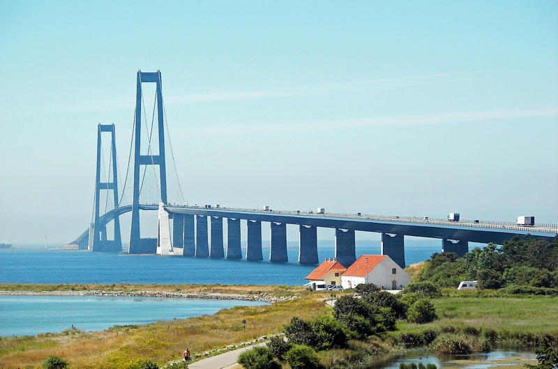 7: Great Belt Bridge, Denmark – 1624 metres (5328ft, 1.0 miles) 20: Golden Gate Bridge, USA – 1280 metres (4199ft, 0.8 miles), 19: Verrazzano-Narrows Bridge, USA – 1298 metres (4258ft, 0.8 miles), 18: Hardanger Bridge, Norway – 1310 metres (4297ft, 0.81 miles), 17: Tsing Ma Bridge, Hong Kong – 1377 metres (4517ft, 0.86 miles), 16: Jiangyin Bridge, China – 1385 metres (4544ft, 0.86 miles), 15: Jin’an Bridge, China – 1386 metres (4547ft, 0.86 miles), 14: Yavuz Sultan Selim Bridge, Turkey – 1408 metres (4619ft, 0.87 miles), 13: Humber Bridge, UK – 1410 metres, 12: Nanjing Qixiashan Yangtze River Bridge, China – 1418 metres (4652ft, 0.88 miles), 11: Second Dongting Bridge, China – 1480 metres (4855ft, 0.92 miles), 10: Runyang Bridge, China – 1490 metres (4888ft, 0.93 miles), 9: Yi Sun-sin Bridge, South Korea – 1545 metres (5068ft, 0.96 miles), 8: Osman Gazi Bridge, Turkey – 1550 metres (5085ft, 0.96 miles), 7: Great Belt Bridge, Denmark – 1624 metres (5328ft, 1.0 miles), 6: Xihoumen Bridge, China – 1650 metres (5414ft, 1.03 miles), 5: Shenzhen-Zhongshan Bridge, China – 1666 metres (5466ft, 1.04 miles), 4: Nansha Bridge, China – 1688 metres (5538ft, 1.05 miles), 3: Yangsigang Yangtze River Bridge, China – 1700 metres (5577ft, 1.06 miles), 2: Akashi Kaiko Bridge, Japan – 1991 metres (6532ft, 1.24 miles)