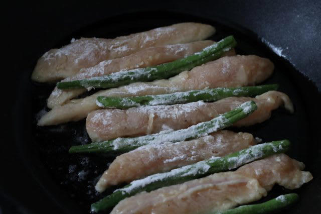 めんつゆで簡単♪「鶏ささみとさやいんげんのスティック唐揚げ」「野菜のカレー風味」2品弁当, 1品目 鶏ささみとさやいんげんのスティック唐揚げ, 2品目 野菜のカレー風味, 2品弁当の詰め方プロセス, 「心が楽になる2品弁当」のルール