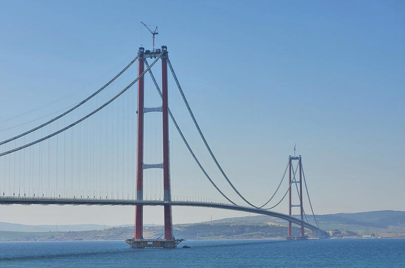 Suspension bridges are among the most imposing and inspiring structures in the world. 20: Golden Gate Bridge, USA – 1280 metres (4199ft, 0.8 miles), 19: Verrazzano-Narrows Bridge, USA – 1298 metres (4258ft, 0.8 miles), 18: Hardanger Bridge, Norway – 1310 metres (4297ft, 0.81 miles), 17: Tsing Ma Bridge, Hong Kong – 1377 metres (4517ft, 0.86 miles), 16: Jiangyin Bridge, China – 1385 metres (4544ft, 0.86 miles), 15: Jin’an Bridge, China – 1386 metres (4547ft, 0.86 miles), 14: Yavuz Sultan Selim Bridge, Turkey – 1408 metres (4619ft, 0.87 miles), 13: Humber Bridge, UK – 1410 metres, 12: Nanjing Qixiashan Yangtze River Bridge, China – 1418 metres (4652ft, 0.88 miles), 11: Second Dongting Bridge, China – 1480 metres (4855ft, 0.92 miles), 10: Runyang Bridge, China – 1490 metres (4888ft, 0.93 miles), 9: Yi Sun-sin Bridge, South Korea – 1545 metres (5068ft, 0.96 miles), 8: Osman Gazi Bridge, Turkey – 1550 metres (5085ft, 0.96 miles), 7: Great Belt Bridge, Denmark – 1624 metres (5328ft, 1.0 miles), 6: Xihoumen Bridge, China – 1650 metres (5414ft, 1.03 miles), 5: Shenzhen-Zhongshan Bridge, China – 1666 metres (5466ft, 1.04 miles), 4: Nansha Bridge, China – 1688 metres (5538ft, 1.05 miles), 3: Yangsigang Yangtze River Bridge, China – 1700 metres (5577ft, 1.06 miles), 2: Akashi Kaiko Bridge, Japan – 1991 metres (6532ft, 1.24 miles)