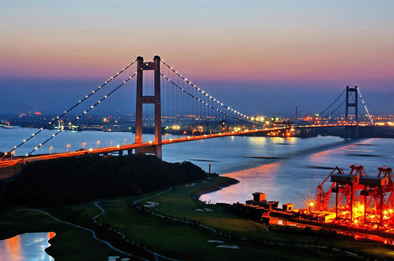 16: Jiangyin Bridge, China – 1385 metres (4544ft, 0.86 miles) 20: Golden Gate Bridge, USA – 1280 metres (4199ft, 0.8 miles), 19: Verrazzano-Narrows Bridge, USA – 1298 metres (4258ft, 0.8 miles), 18: Hardanger Bridge, Norway – 1310 metres (4297ft, 0.81 miles), 17: Tsing Ma Bridge, Hong Kong – 1377 metres (4517ft, 0.86 miles), 16: Jiangyin Bridge, China – 1385 metres (4544ft, 0.86 miles), 15: Jin’an Bridge, China – 1386 metres (4547ft, 0.86 miles), 14: Yavuz Sultan Selim Bridge, Turkey – 1408 metres (4619ft, 0.87 miles), 13: Humber Bridge, UK – 1410 metres, 12: Nanjing Qixiashan Yangtze River Bridge, China – 1418 metres (4652ft, 0.88 miles), 11: Second Dongting Bridge, China – 1480 metres (4855ft, 0.92 miles), 10: Runyang Bridge, China – 1490 metres (4888ft, 0.93 miles), 9: Yi Sun-sin Bridge, South Korea – 1545 metres (5068ft, 0.96 miles), 8: Osman Gazi Bridge, Turkey – 1550 metres (5085ft, 0.96 miles), 7: Great Belt Bridge, Denmark – 1624 metres (5328ft, 1.0 miles), 6: Xihoumen Bridge, China – 1650 metres (5414ft, 1.03 miles), 5: Shenzhen-Zhongshan Bridge, China – 1666 metres (5466ft, 1.04 miles), 4: Nansha Bridge, China – 1688 metres (5538ft, 1.05 miles), 3: Yangsigang Yangtze River Bridge, China – 1700 metres (5577ft, 1.06 miles), 2: Akashi Kaiko Bridge, Japan – 1991 metres (6532ft, 1.24 miles)