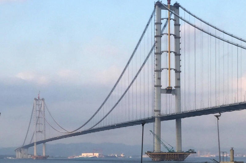 8: Osman Gazi Bridge, Turkey – 1550 metres (5085ft, 0.96 miles) 20: Golden Gate Bridge, USA – 1280 metres (4199ft, 0.8 miles), 19: Verrazzano-Narrows Bridge, USA – 1298 metres (4258ft, 0.8 miles), 18: Hardanger Bridge, Norway – 1310 metres (4297ft, 0.81 miles), 17: Tsing Ma Bridge, Hong Kong – 1377 metres (4517ft, 0.86 miles), 16: Jiangyin Bridge, China – 1385 metres (4544ft, 0.86 miles), 15: Jin’an Bridge, China – 1386 metres (4547ft, 0.86 miles), 14: Yavuz Sultan Selim Bridge, Turkey – 1408 metres (4619ft, 0.87 miles), 13: Humber Bridge, UK – 1410 metres, 12: Nanjing Qixiashan Yangtze River Bridge, China – 1418 metres (4652ft, 0.88 miles), 11: Second Dongting Bridge, China – 1480 metres (4855ft, 0.92 miles), 10: Runyang Bridge, China – 1490 metres (4888ft, 0.93 miles), 9: Yi Sun-sin Bridge, South Korea – 1545 metres (5068ft, 0.96 miles), 8: Osman Gazi Bridge, Turkey – 1550 metres (5085ft, 0.96 miles), 7: Great Belt Bridge, Denmark – 1624 metres (5328ft, 1.0 miles), 6: Xihoumen Bridge, China – 1650 metres (5414ft, 1.03 miles), 5: Shenzhen-Zhongshan Bridge, China – 1666 metres (5466ft, 1.04 miles), 4: Nansha Bridge, China – 1688 metres (5538ft, 1.05 miles), 3: Yangsigang Yangtze River Bridge, China – 1700 metres (5577ft, 1.06 miles), 2: Akashi Kaiko Bridge, Japan – 1991 metres (6532ft, 1.24 miles)