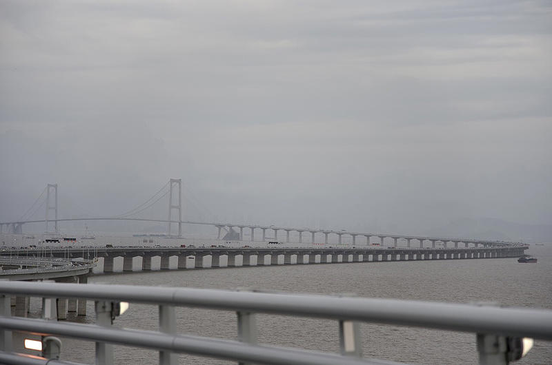 5: Shenzhen-Zhongshan Bridge, China – 1666 metres (5466ft, 1.04 miles) 20: Golden Gate Bridge, USA – 1280 metres (4199ft, 0.8 miles), 19: Verrazzano-Narrows Bridge, USA – 1298 metres (4258ft, 0.8 miles), 18: Hardanger Bridge, Norway – 1310 metres (4297ft, 0.81 miles), 17: Tsing Ma Bridge, Hong Kong – 1377 metres (4517ft, 0.86 miles), 16: Jiangyin Bridge, China – 1385 metres (4544ft, 0.86 miles), 15: Jin’an Bridge, China – 1386 metres (4547ft, 0.86 miles), 14: Yavuz Sultan Selim Bridge, Turkey – 1408 metres (4619ft, 0.87 miles), 13: Humber Bridge, UK – 1410 metres, 12: Nanjing Qixiashan Yangtze River Bridge, China – 1418 metres (4652ft, 0.88 miles), 11: Second Dongting Bridge, China – 1480 metres (4855ft, 0.92 miles), 10: Runyang Bridge, China – 1490 metres (4888ft, 0.93 miles), 9: Yi Sun-sin Bridge, South Korea – 1545 metres (5068ft, 0.96 miles), 8: Osman Gazi Bridge, Turkey – 1550 metres (5085ft, 0.96 miles), 7: Great Belt Bridge, Denmark – 1624 metres (5328ft, 1.0 miles), 6: Xihoumen Bridge, China – 1650 metres (5414ft, 1.03 miles), 5: Shenzhen-Zhongshan Bridge, China – 1666 metres (5466ft, 1.04 miles), 4: Nansha Bridge, China – 1688 metres (5538ft, 1.05 miles), 3: Yangsigang Yangtze River Bridge, China – 1700 metres (5577ft, 1.06 miles), 2: Akashi Kaiko Bridge, Japan – 1991 metres (6532ft, 1.24 miles)
