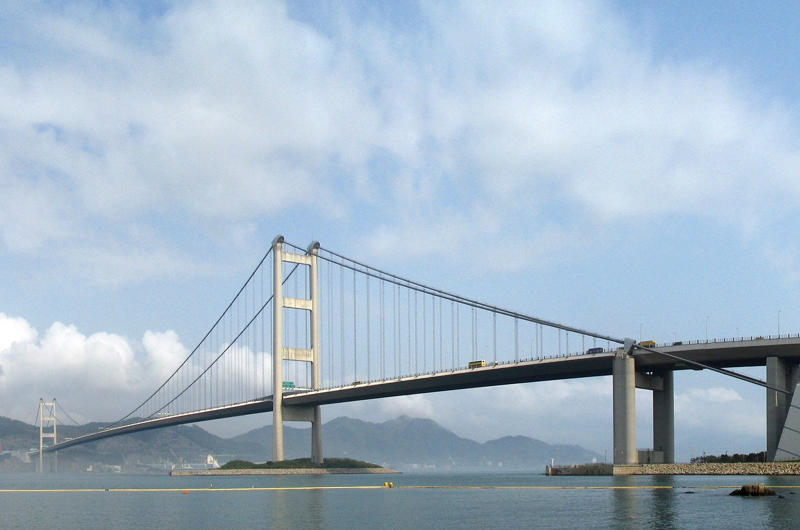 17: Tsing Ma Bridge, Hong Kong – 1377 metres (4517ft, 0.86 miles) 20: Golden Gate Bridge, USA – 1280 metres (4199ft, 0.8 miles), 19: Verrazzano-Narrows Bridge, USA – 1298 metres (4258ft, 0.8 miles), 18: Hardanger Bridge, Norway – 1310 metres (4297ft, 0.81 miles), 17: Tsing Ma Bridge, Hong Kong – 1377 metres (4517ft, 0.86 miles), 16: Jiangyin Bridge, China – 1385 metres (4544ft, 0.86 miles), 15: Jin’an Bridge, China – 1386 metres (4547ft, 0.86 miles), 14: Yavuz Sultan Selim Bridge, Turkey – 1408 metres (4619ft, 0.87 miles), 13: Humber Bridge, UK – 1410 metres, 12: Nanjing Qixiashan Yangtze River Bridge, China – 1418 metres (4652ft, 0.88 miles), 11: Second Dongting Bridge, China – 1480 metres (4855ft, 0.92 miles), 10: Runyang Bridge, China – 1490 metres (4888ft, 0.93 miles), 9: Yi Sun-sin Bridge, South Korea – 1545 metres (5068ft, 0.96 miles), 8: Osman Gazi Bridge, Turkey – 1550 metres (5085ft, 0.96 miles), 7: Great Belt Bridge, Denmark – 1624 metres (5328ft, 1.0 miles), 6: Xihoumen Bridge, China – 1650 metres (5414ft, 1.03 miles), 5: Shenzhen-Zhongshan Bridge, China – 1666 metres (5466ft, 1.04 miles), 4: Nansha Bridge, China – 1688 metres (5538ft, 1.05 miles), 3: Yangsigang Yangtze River Bridge, China – 1700 metres (5577ft, 1.06 miles), 2: Akashi Kaiko Bridge, Japan – 1991 metres (6532ft, 1.24 miles)