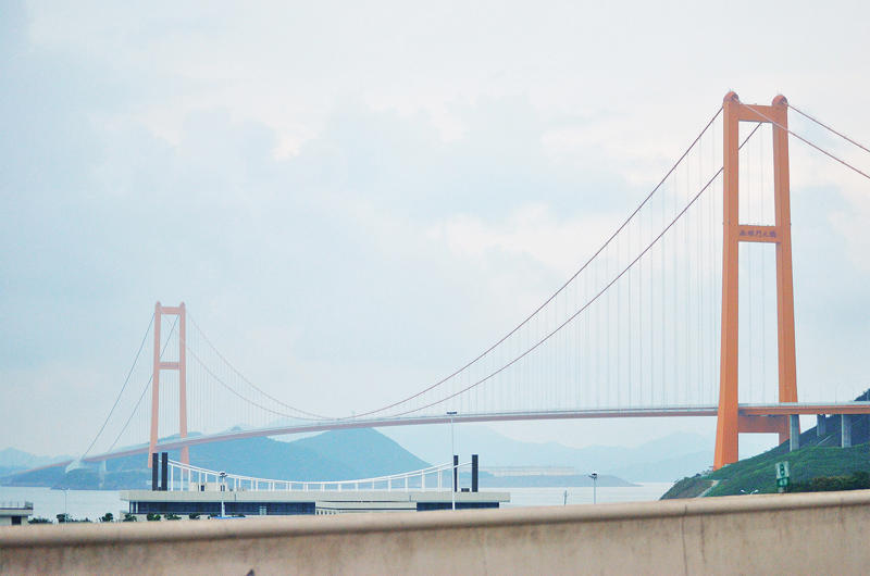 6: Xihoumen Bridge, China – 1650 metres (5414ft, 1.03 miles) 20: Golden Gate Bridge, USA – 1280 metres (4199ft, 0.8 miles), 19: Verrazzano-Narrows Bridge, USA – 1298 metres (4258ft, 0.8 miles), 18: Hardanger Bridge, Norway – 1310 metres (4297ft, 0.81 miles), 17: Tsing Ma Bridge, Hong Kong – 1377 metres (4517ft, 0.86 miles), 16: Jiangyin Bridge, China – 1385 metres (4544ft, 0.86 miles), 15: Jin’an Bridge, China – 1386 metres (4547ft, 0.86 miles), 14: Yavuz Sultan Selim Bridge, Turkey – 1408 metres (4619ft, 0.87 miles), 13: Humber Bridge, UK – 1410 metres, 12: Nanjing Qixiashan Yangtze River Bridge, China – 1418 metres (4652ft, 0.88 miles), 11: Second Dongting Bridge, China – 1480 metres (4855ft, 0.92 miles), 10: Runyang Bridge, China – 1490 metres (4888ft, 0.93 miles), 9: Yi Sun-sin Bridge, South Korea – 1545 metres (5068ft, 0.96 miles), 8: Osman Gazi Bridge, Turkey – 1550 metres (5085ft, 0.96 miles), 7: Great Belt Bridge, Denmark – 1624 metres (5328ft, 1.0 miles), 6: Xihoumen Bridge, China – 1650 metres (5414ft, 1.03 miles), 5: Shenzhen-Zhongshan Bridge, China – 1666 metres (5466ft, 1.04 miles), 4: Nansha Bridge, China – 1688 metres (5538ft, 1.05 miles), 3: Yangsigang Yangtze River Bridge, China – 1700 metres (5577ft, 1.06 miles), 2: Akashi Kaiko Bridge, Japan – 1991 metres (6532ft, 1.24 miles)
