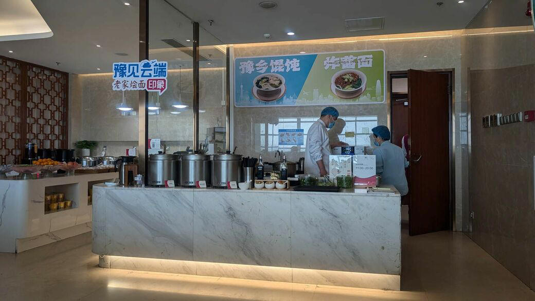 大盤振る舞いだったホテル滞在, 「わんこそば」のごとくお茶を注ぐCA, 衣装部屋と歯間ブラシのあるホテル, 迷惑料？のカップ麺, タイパは最悪だが満足度高い